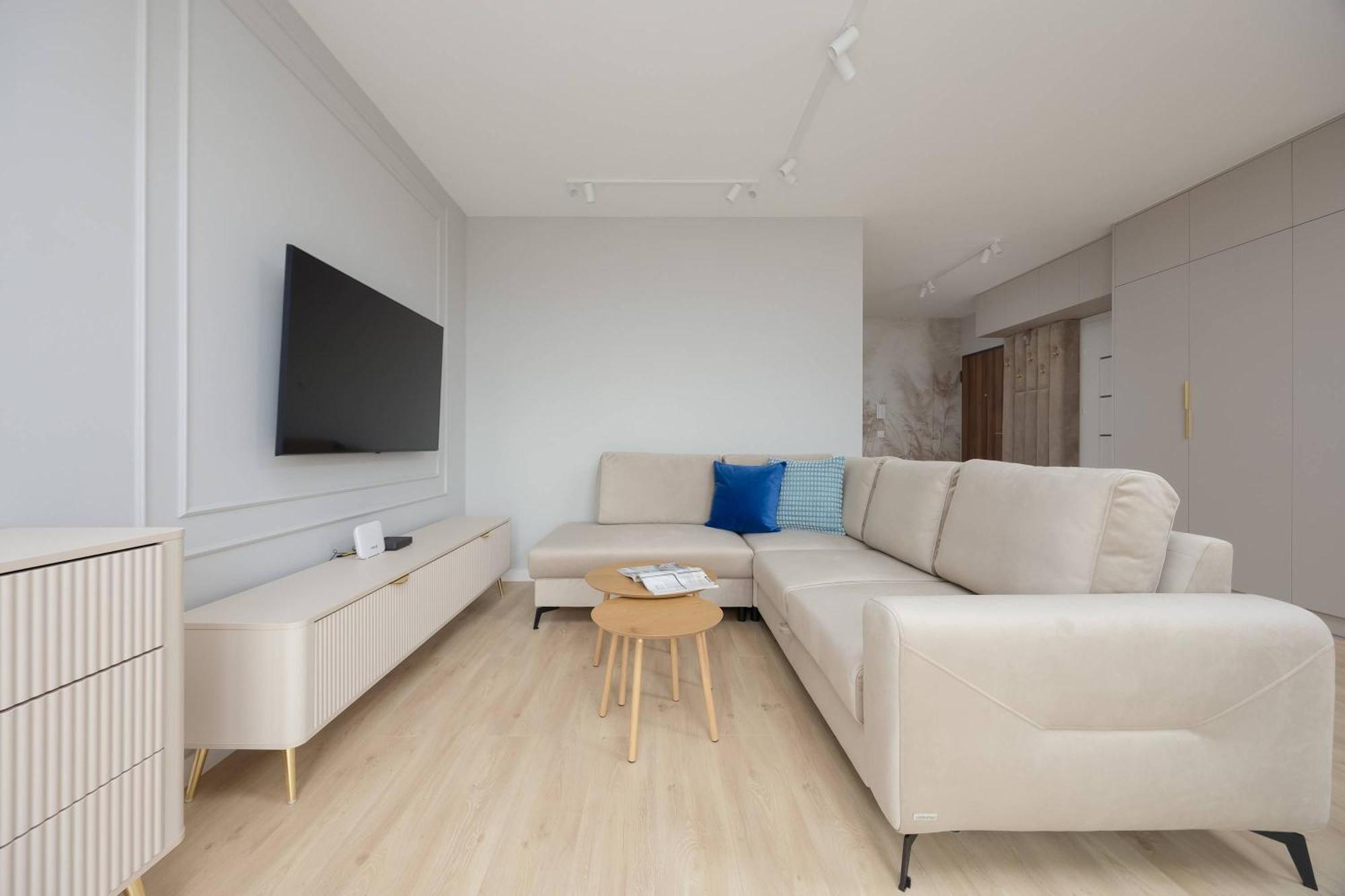 Spacious With Parking On Grochow By Renters