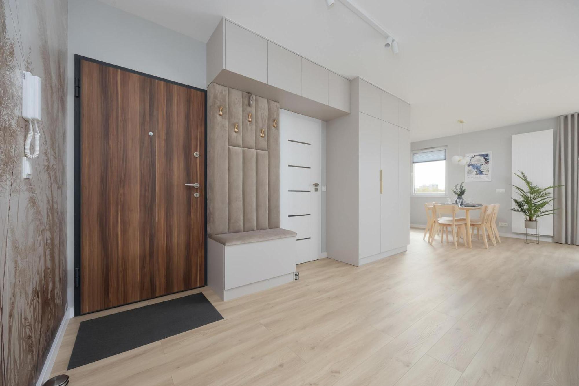 Spacious With Parking On Grochow By Renters *